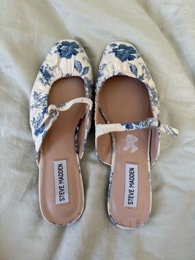 Steve Madden Toile Print Ballet Flats With Metal Clasp Size 8